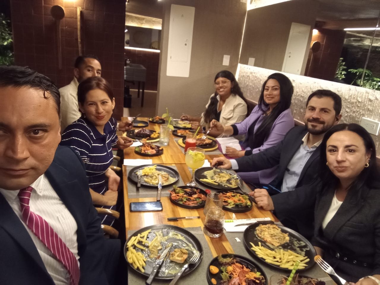 Cena de grupo con platillos saludables