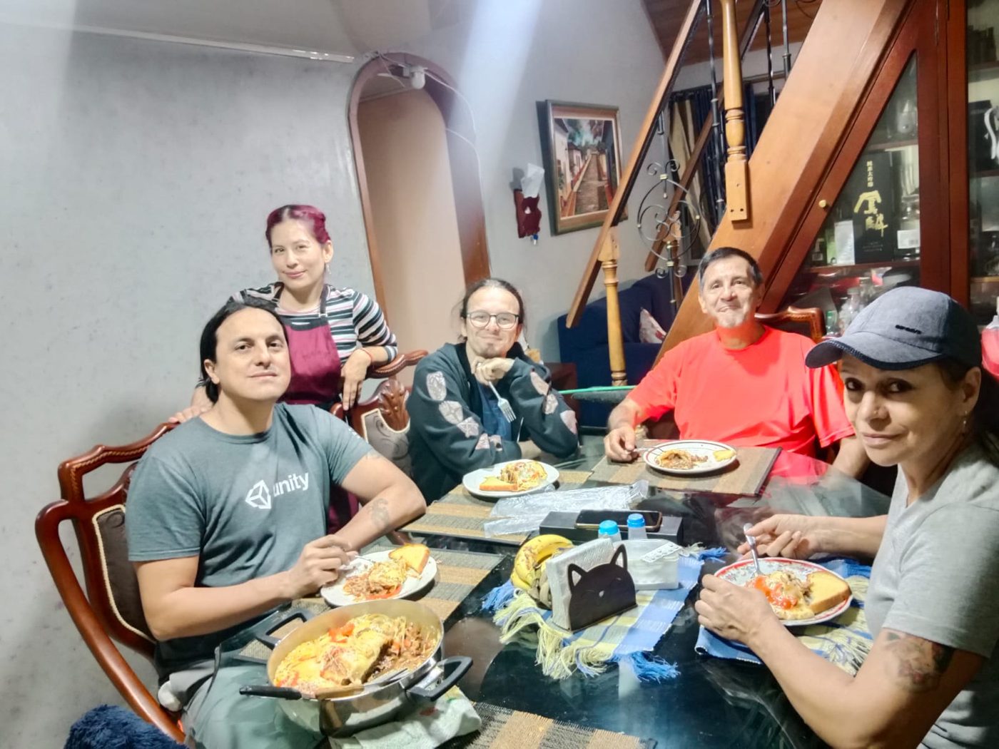 Familia compartiendo pasta preparada en clase