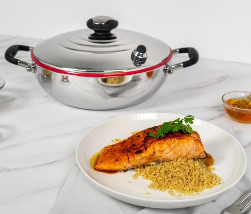Salmón gourmet con utensilios de acero quirúrgico